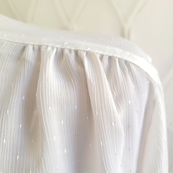 - Vintage 70s Blouse in Crisp White • Button Down • USA Made • Est Medium - Picture 6 of 9